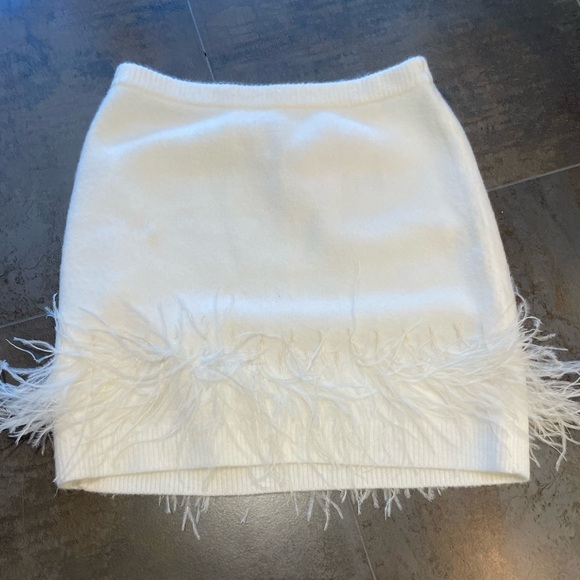 Fun ivory very soft cinq a sept skirt with feathers! XS NWT!